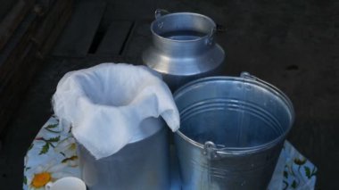 Kutular ve masanın üzerine bir kova