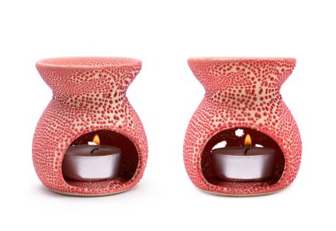 Aroma lambası beyaz arka planda izole edilmiş yanan bir mum ile