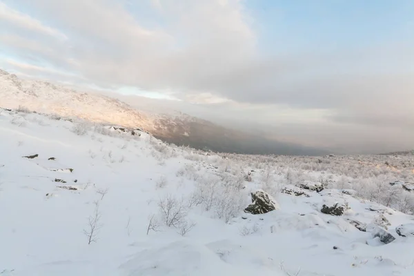 In de winter, berg in de wolken — Stockfoto