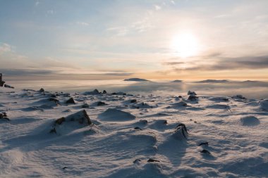 Kış günbatımı bir dağ üst ve kar Plato üzerinde