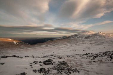 Kış yürüyüş: bir dağ mavi gökyüzünde güzel bulutlar altında. Kuzey Urallar
