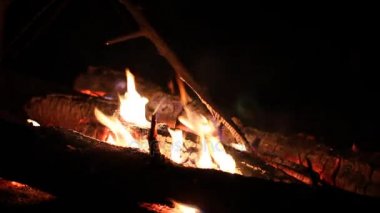 Gece yangın yanık ahşap ile