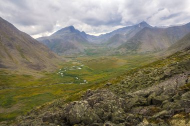 Subpolar Urals. Bulutlar ve nehir vadisinde dağ zirvesinde