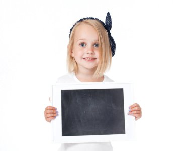  gülümseyen kız beyaz bir kart, afiş tutarak