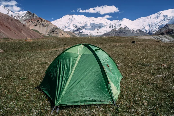 Dağlarda yeşil çadır — Stok fotoğraf