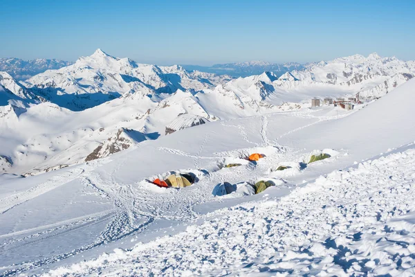 Tents in snow in mountains — Stock Photo, Image