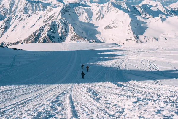 Personer som klättrar i berg — Stockfoto