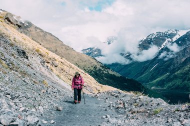 Dağlarda yürüyüş yapan bir kadın