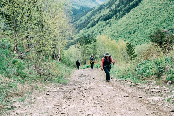 Personas que caminan en las montañas —  Fotos de Stock