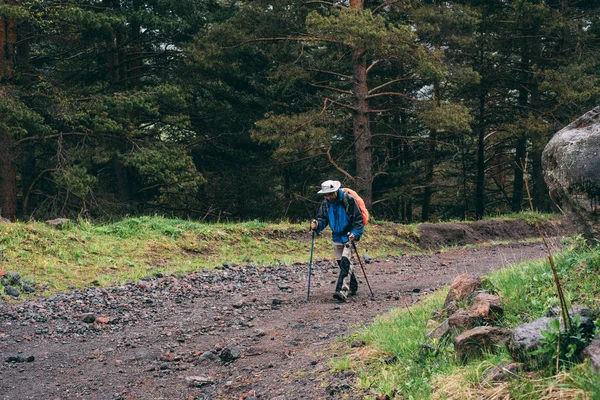 Senior man hiking — Stock Photo, Image