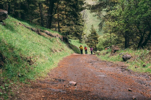 Pessoas caminhadas nas montanhas — Fotografia de Stock