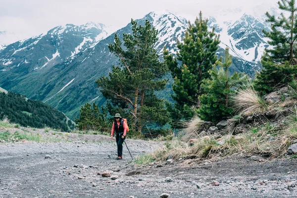 Žena turistika v horách — Stock fotografie