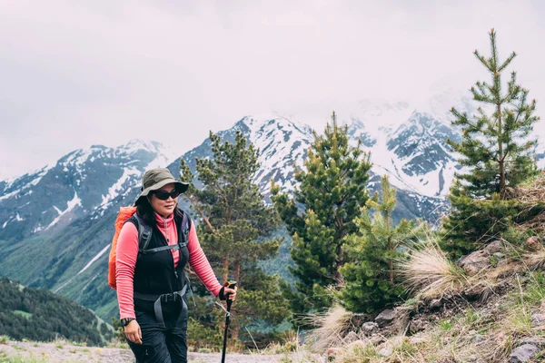 Woman hiking in mountains — Stock Photo, Image