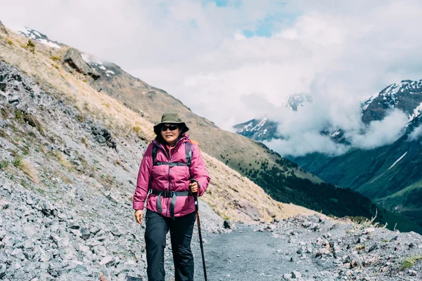 Frau wandert in den Bergen — Stockfoto