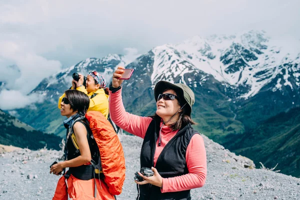 Grup Asyalı yürüyüşçü dağlarda — Stok fotoğraf