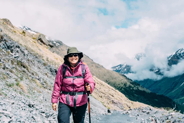 Γυναίκα πεζοπορία στα βουνά — Φωτογραφία Αρχείου