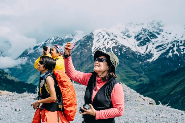 群亚洲登山客在山中 — 图库照片