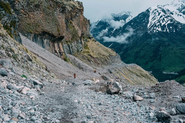 Άνθρωποι πεζοπορία στα βουνά — Φωτογραφία Αρχείου