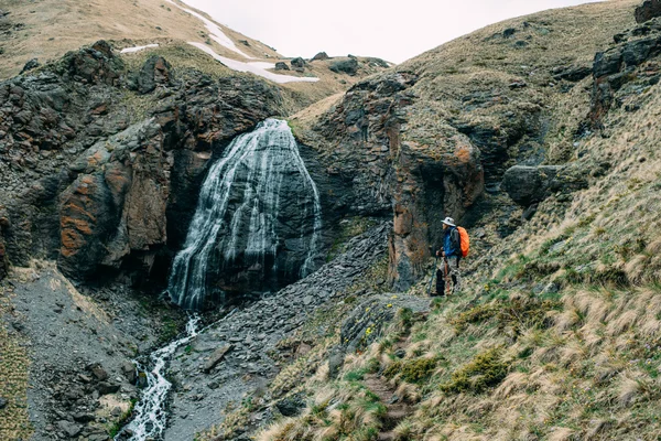 高级亚洲徒步旅行者在瀑布附近 — 图库照片