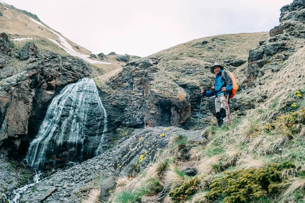 Senior asian hiker near the waterfall — Stock Photo, Image