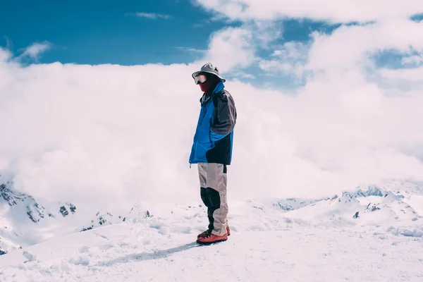 Climber man in snowy caucasus mountains — Stock Photo, Image