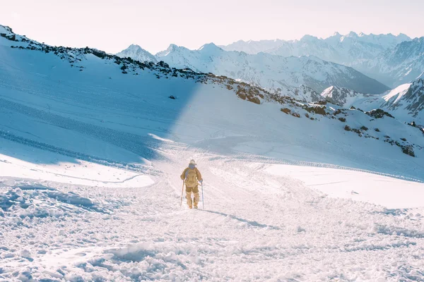 Bergsteiger Mann in verschneiten Kaukasusbergen — Stockfoto