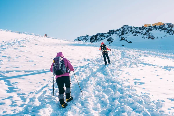 People climbing in mountains — Stock Photo, Image