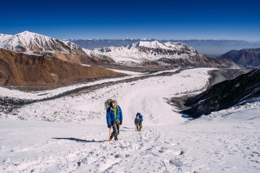 insanlar dağlarda tırmanma