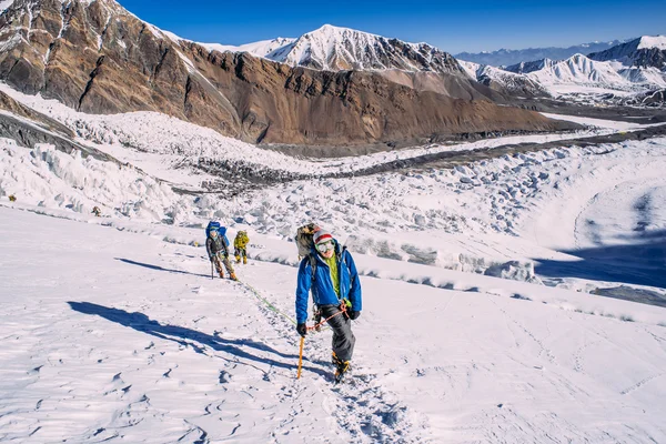 Personnes grimpant dans les montagnes — Photo