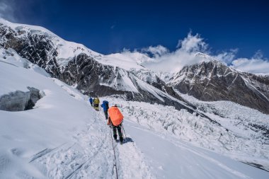 insanlar dağlarda tırmanma