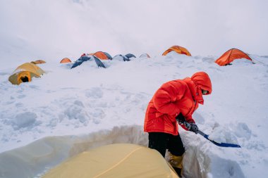 kar adam temizlik çadır 