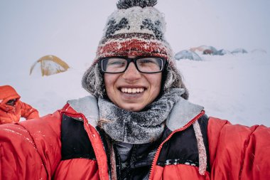 kadın yüksek dağlarda