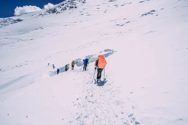 People climbing in mountains — Stock Photo, Image