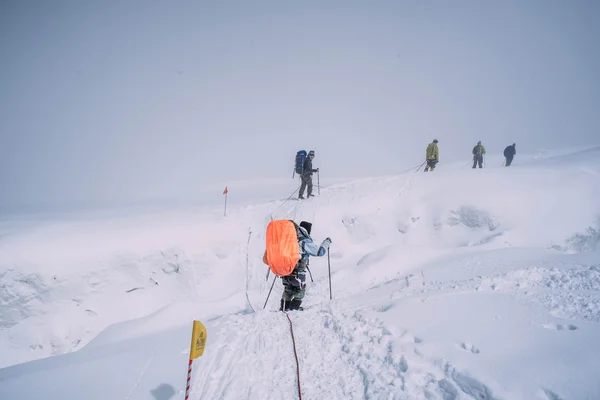 People climbing in mountains — Stock Photo, Image