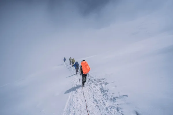 Menschen klettern in den Bergen — Stockfoto