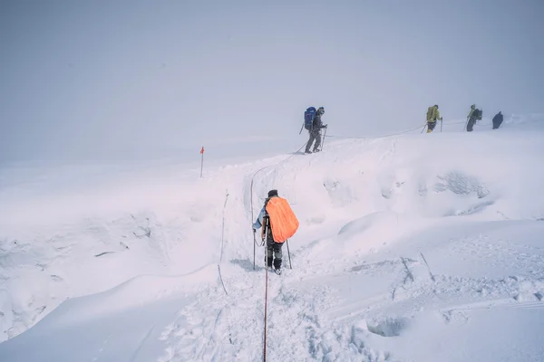 Persone che scalano in montagna — Foto Stock