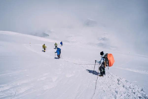 People climbing in mountains — Stock Photo, Image