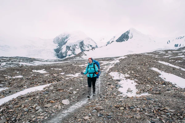 Hiker woman in mountains — Stock Photo, Image