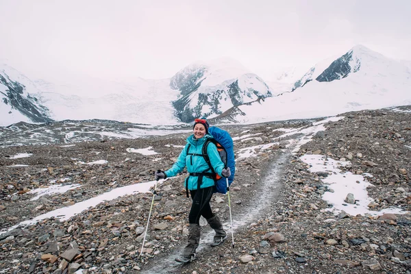 Mulher caminhante nas montanhas — Fotografia de Stock