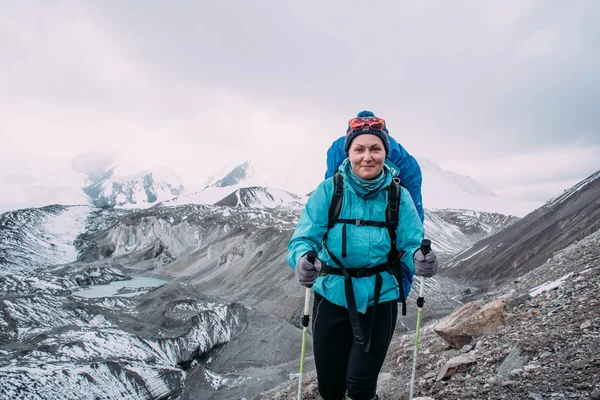 Turysta kobieta w górach — Zdjęcie stockowe