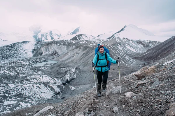 Hiker kvinna i bergen — Stockfoto
