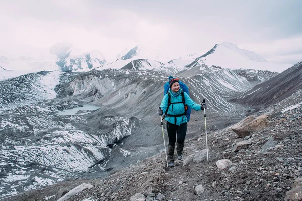 Hiker woman in mountains — Stock Photo, Image