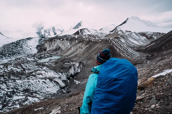 Femme randonneuse en montagne — Photo