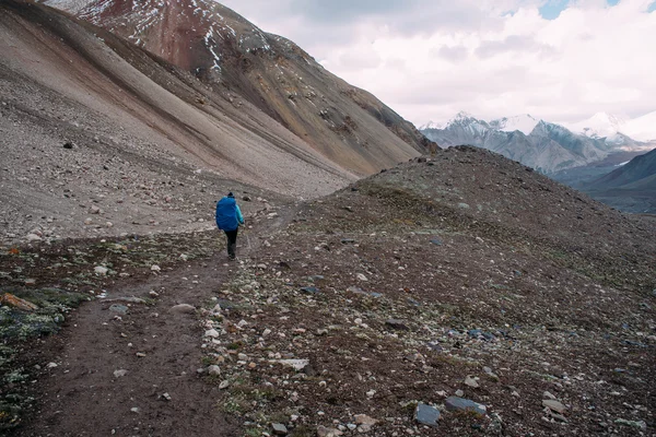 Femme randonneuse en montagne — Photo