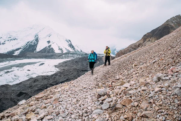 People climbing in mountains — Stock Photo, Image