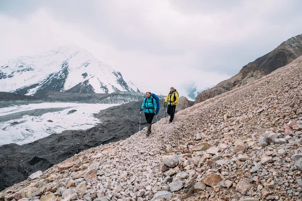 Personnes grimpant dans les montagnes — Photo