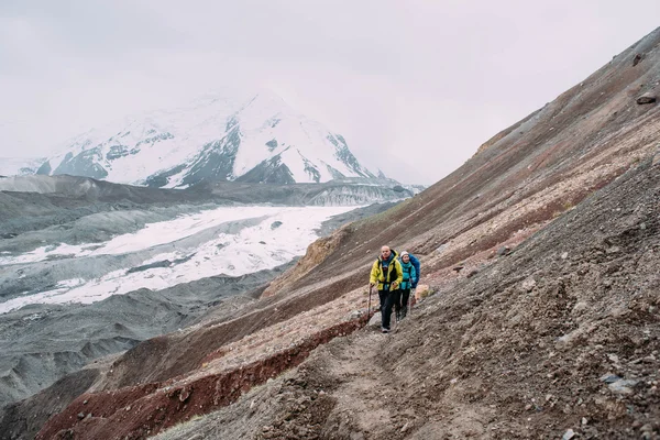 Personnes grimpant dans les montagnes — Photo