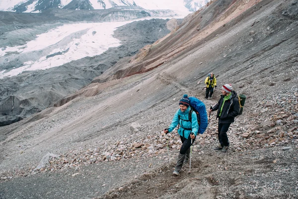 Personnes grimpant dans les montagnes — Photo