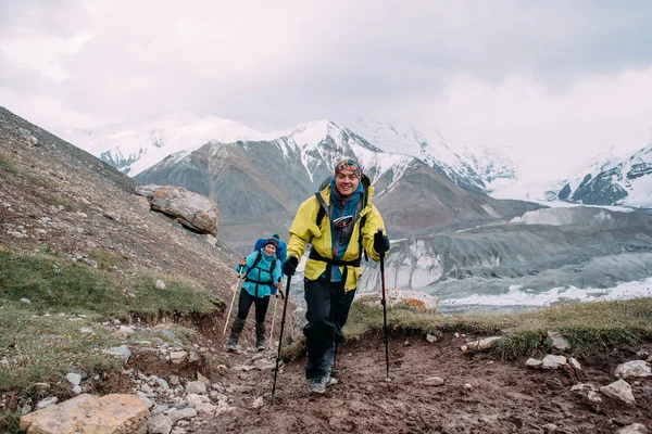 Люди сходження в гори — стокове фото