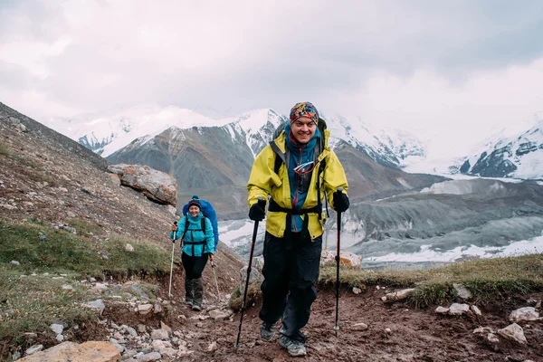 Personnes grimpant dans les montagnes — Photo